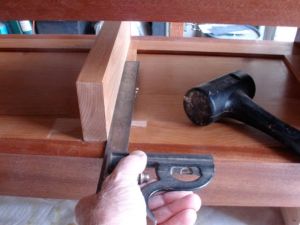 Aligning drawer guide